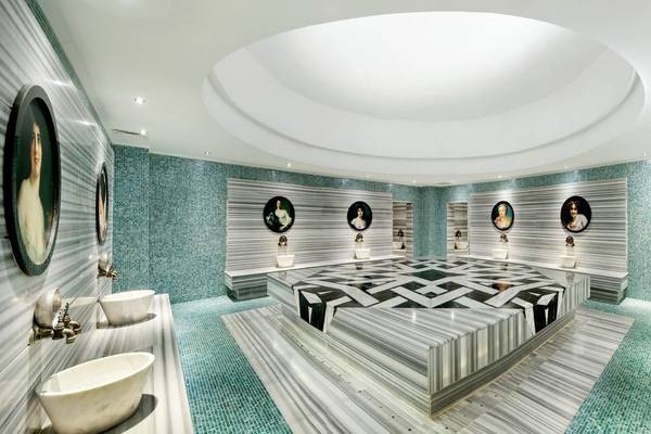 Innenansicht des Dampfbades im Seashell Resort & Spa mit blauen Fliesen und Marmorboden.