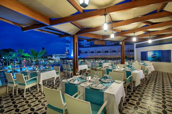 Abendstimmung im Restaurant des Seashell Resort & Spa mit Blick auf den Pool.