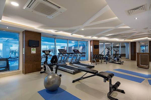 Fitnesscenter im Seashell Resort & Spa mit Laufbändern, Gewichten und Trainingsbällen.
