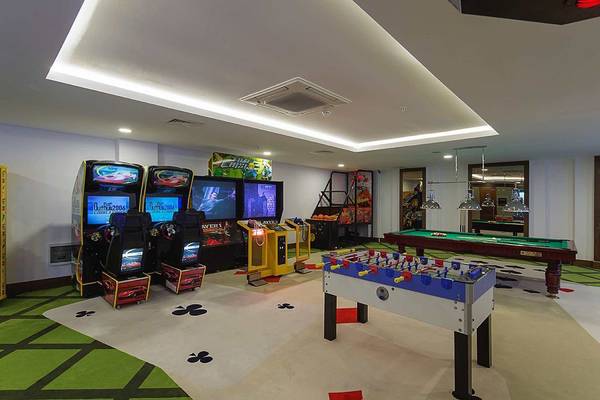 Spielzimmer im Seashell Resort & Spa mit Arcade-Spielen, Billardtischen und Tischfußball.