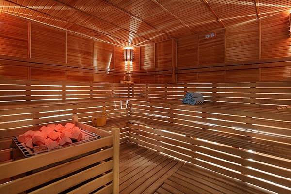 Innenraum der Sauna im Seashell Resort & Spa mit Holzwänden und Bänken.