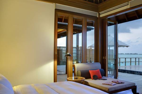 Villa Nautica Paradise Island Resort Zimmer mit Meerblick und Terrasse.