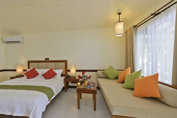 Doppelbettzimmer im Villa Nautica Paradise Island Resort mit moderner Einrichtung und bequemen Möbeln.