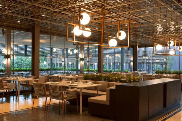 Innenansicht des Restaurants im Maxx Royal Belek Golf Resort mit Tisch- und Stuhlanordnungen.