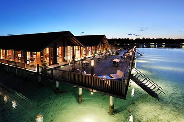 Abendansicht des Villa Nautica Paradise Island Resorts mit illuminierten Gebäuden und Außenbereichen