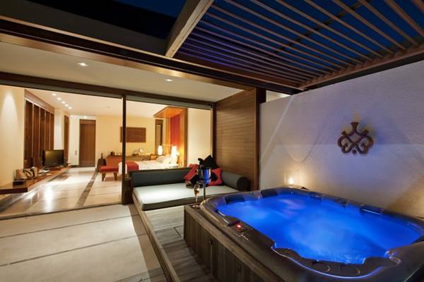 Jacuzzi im Freien der Villa Nautica Paradise Island Resort Suite