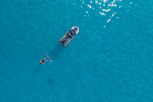 Luftaufnahme von Kitesurfern in der Nähe des Villa Nautica Paradise Island Resorts
