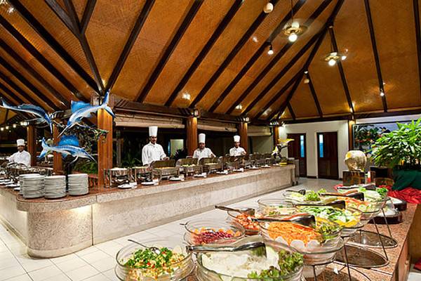 Buffet im Villa Nautica Paradise Island Resort mit verschiedenen Speisen und Köchen in weißen Uniformen.