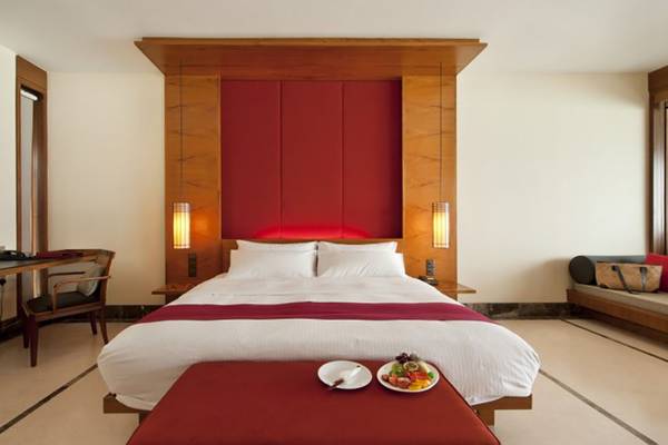 Hotelzimmer im Villa Nautica Paradise Island Resort mit Bett, Tisch und Essenstablett.