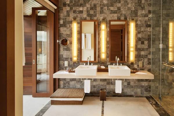 Ein Badezimmer im Villa Nautica Paradise Island Resort mit zwei Waschbecken und Spiegeln an einer Wand.