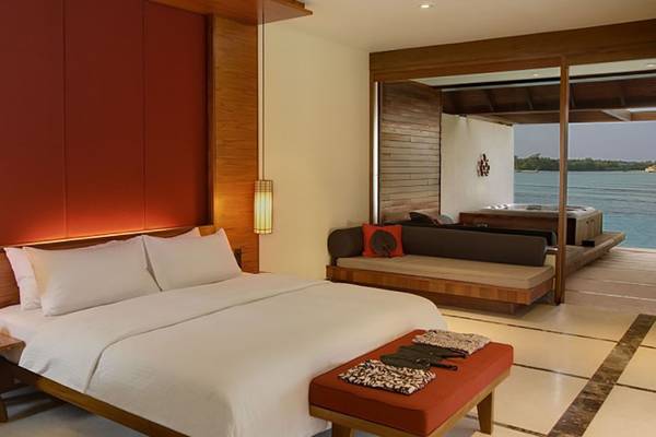 Schlafzimmer im Villa Nautica Paradise Island Resort mit Blick auf das Meer.