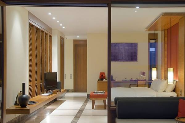 Villa Nautica Paradise Island Resort Hotelzimmer mit Bett, Fernseher und Wohnzimmerbereich.