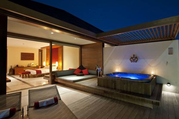 Pool Suite im Villa Nautica Paradise Island Resort bei Nacht mit Jacuzzi und Blick aufs Meer.