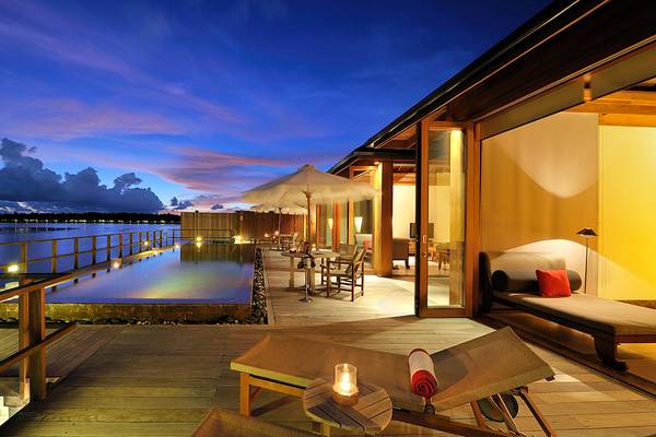 Villa Nautica Paradise Island Resort Terrasse bei Nacht mit Blick auf den See