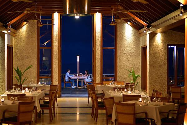 Innenbereich des Restaurants im Villa Nautica Paradise Island Resort mit Tischen und Stühlen.