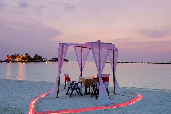 Strandessen im Herzens-Design auf dem Villa Nautica Paradise Island Resort