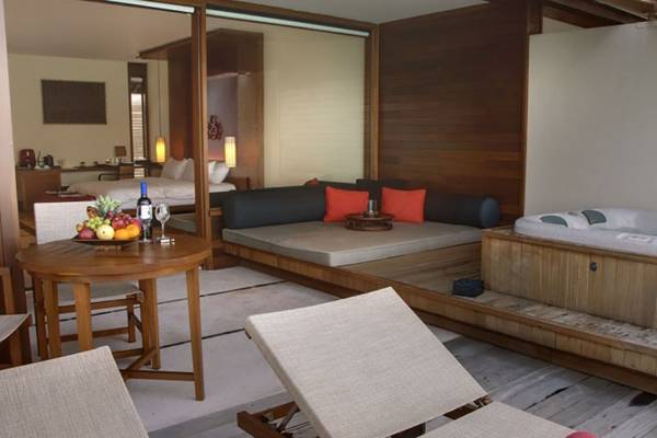 Suite im Villa Nautica Paradise Island Resort mit Innenbereich, Couch, Tisch und Whirlpool.