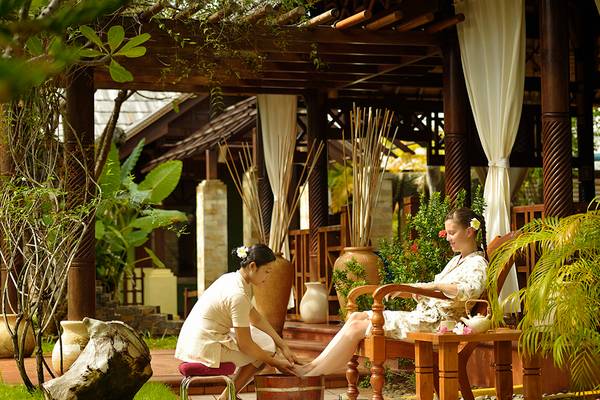 Eine Frau bekommt eine Massage auf der Terrasse des Villa Nautica Paradise Island Resorts.