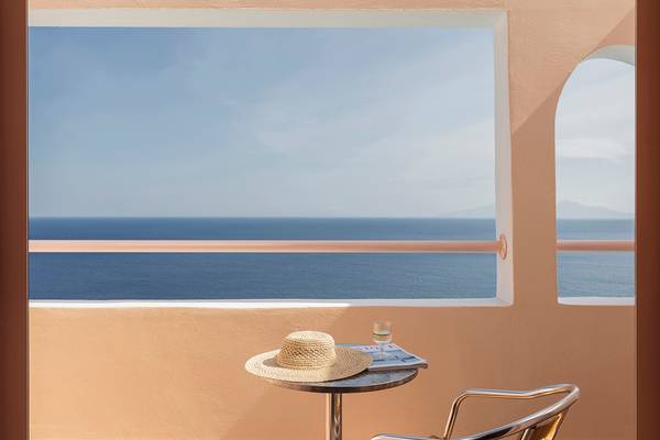 Blick vom Balkon des Mitsis Family Village Beach Hotels auf das Meer.