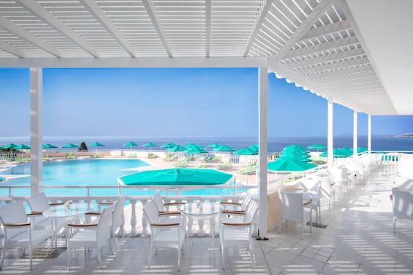 Terrasse des Mitsis Family Village Beach Hotels mit Blick auf den Pool und das Meer