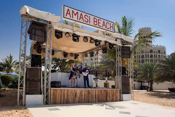 Auftritt auf der Bühne am Amas Beach des Al Hamra Residence Hotels