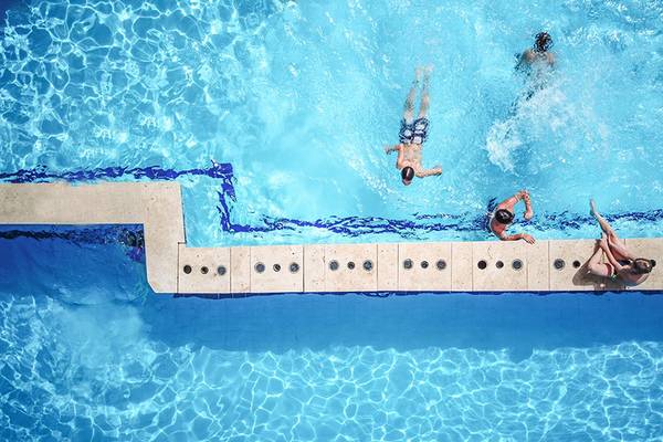 Personen schwimmen im Pool des Ladonia Hotels Adakule.