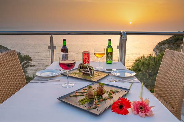 Essen auf der Terrasse des Ladonia Hotels Adakule mit Blick auf den Sonnenuntergang