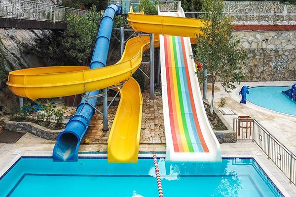 Drei bunte Wasserrutschen im Freibad des Ladonia Hotels Adakule.