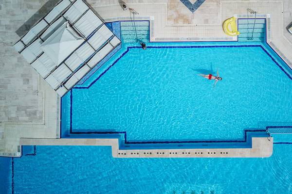 Obersicht des Swimmingpools von Ladonia Hotels Adakule mit einer Frau im Wasser