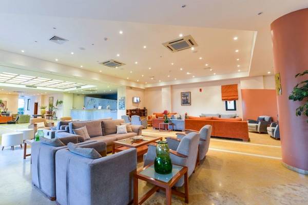 Innenbereich des Mediterranean Beach Resort in Zakynthos mit Sofas, Tischen und Pflanzen.