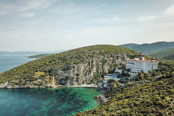 Ladonia Hotels Adakule: Luftaufnahme des Hotels auf einer Klippe am Meer