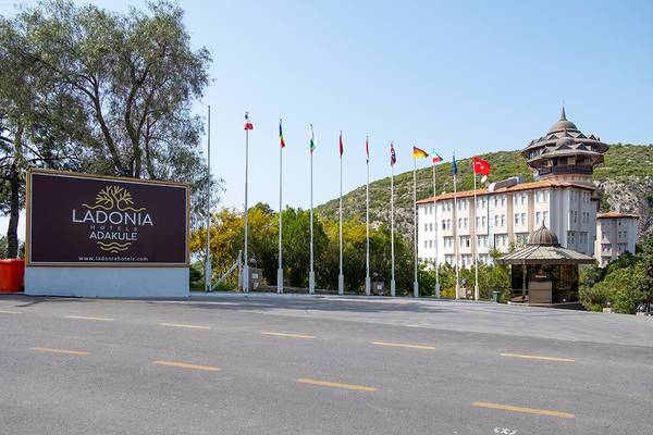 Foto von Ladonia Hotels Adakule mit Schild und Gebäude im Hintergrund.