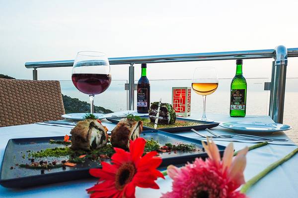 Essen auf dem Tisch der Ladonia Hotels Adakule Terrasse mit Blick auf das Meer.
