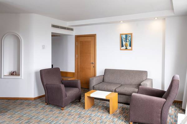 Wohnzimmer mit Sofa, Sesseln und Tisch in einem Hotelzimmer von Ladonia Hotels Adakule.