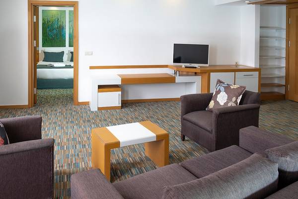 Suite-Wohnbereich mit Fernseher, Schreibtisch und Sofas im Ladonia Hotels Adakule.