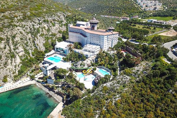 Ladonia Hotels Adakule Luftaufnahme mit Pool und Wasserrutsche auf Klippe