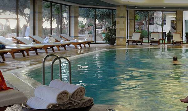 Frau im Bademantel am Poolbereich des Coral Beach Hotel & Resorts