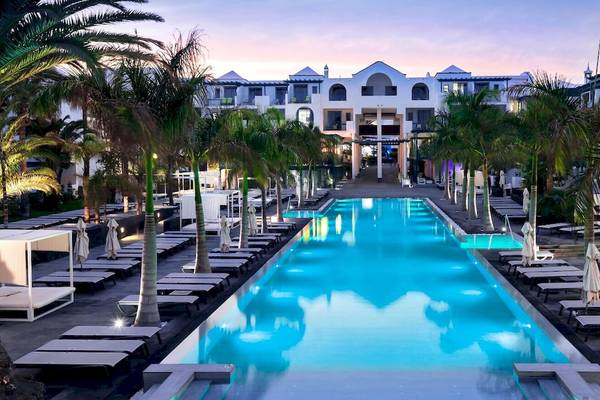 Außenpool des Barceló Teguise Beach Adults Only Hotels mit Liegestühlen und Palmen