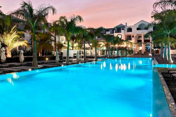 Außenpool des Barceló Teguise Beach Adults Only Hotels bei Nacht