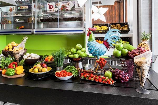 Frühstücksbuffet im Barceló Teguise Beach Adults Only Hotel mit verschiedenen Obst- und Gemüsesorten.