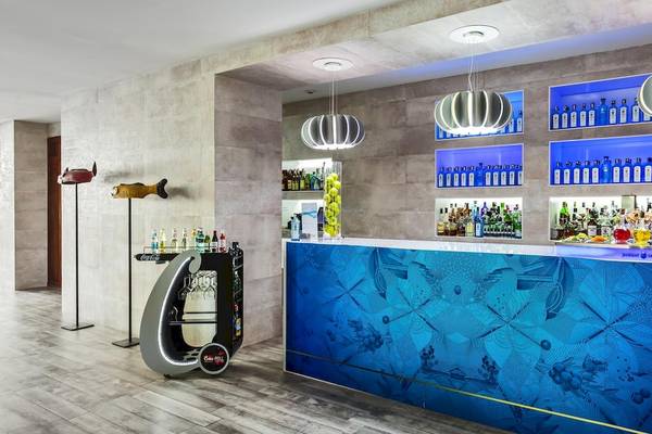 Cocktailbar im Barceló Teguise Beach Hotel mit blauer Theke und Hängelampen