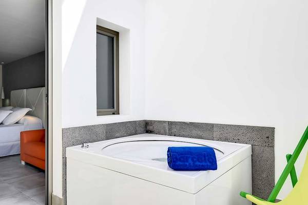 Zimmer im Barceló Teguise Beach Adults Only Hotel mit Jacuzzi und Bett