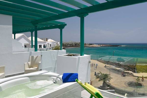 Hotelbalkon mit Whirlpool und Meerblick, Barceló Teguise Beach Adults Only