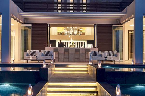 Abendlicher Außenbereich des Pelagos Suites Hotel & Spa mit Pool und Sitzbereichen.