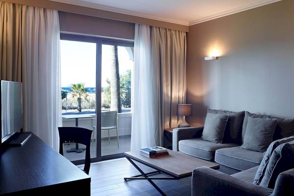 Wohnzimmer des Pelagos Suites Hotel & Spa mit Blick auf den Ozean