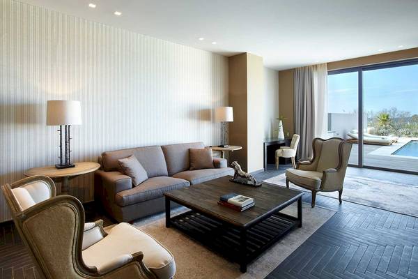 Wohnzimmer mit Sofa und Tisch im Pelagos Suites Hotel & Spa