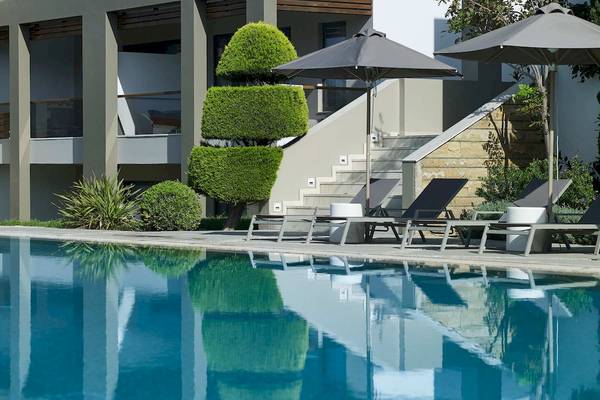 Pool mit Liegen und Umbrellas im Pelagos Suites Hotel & Spa