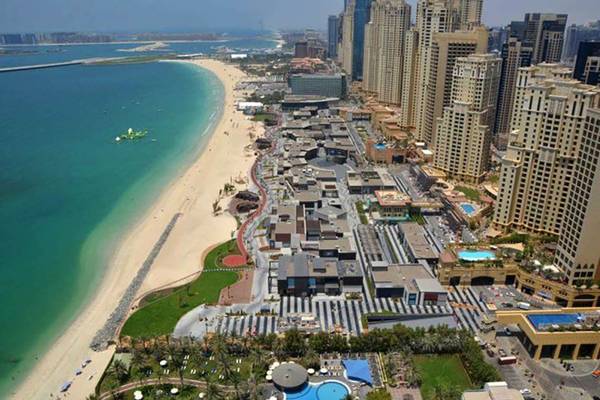 Luftaufnahme des Dubai Beach und der Hotels am Ufer