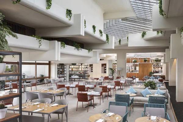 Innenbereich des Melia Salinas Hotels mit Restaurant und vielen Tischen und Stühlen.