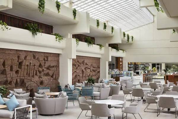 Lobby des Melia Salinas Hotels mit vielen Stühlen, Tischen und Pflanzen.